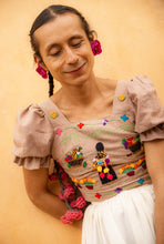 Cargar imagen en el visor de la galería, Crop top MUJERCITA PURÉPECHA

